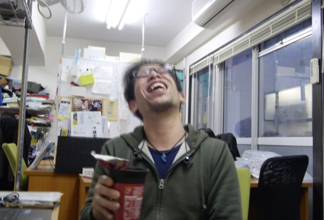 【イギリスグルメ】史上最強レベルの不味いカップラーメンを食べてみた / あまりのヤバさにメガネがブレる