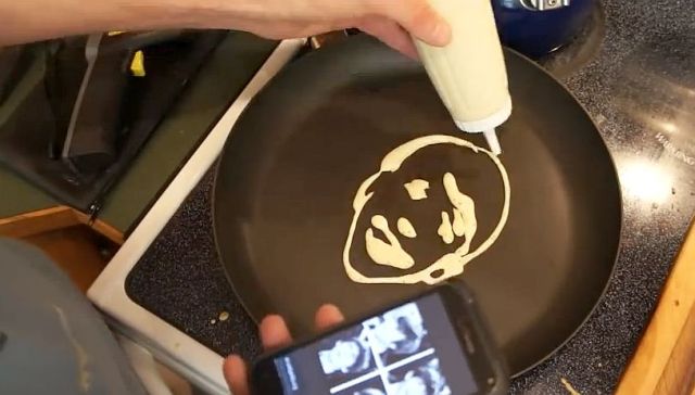 食べるのがもったいない！ ホットケーキの生地でビートルズのメンバーを描くパパの絶妙テクニックに脱帽!!