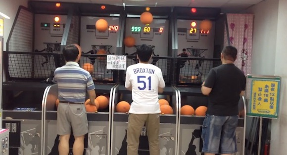 【神業動画】ゲーセンのバスケゲームで神の領域に踏み込んだ達人