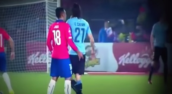 【衝撃サッカー動画】お尻にブスリ！ 試合中に浣腸を見舞われた選手が退場に追い込まれる事件が発生!!