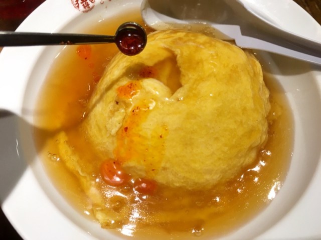 【裏ワザ】大阪王将の公式も認める相性の良さ！「ふわとろ天津飯」にラー油をかけたら最高って知ってた？