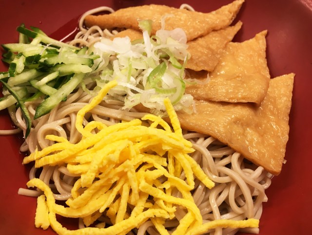 爽やかなのど越しに一気食い注意の立ち食いそば！ 上野アメ横『つるや』の「冷やしきつねそば」がもはや飲み物 / 立ちそば放浪記：第113回