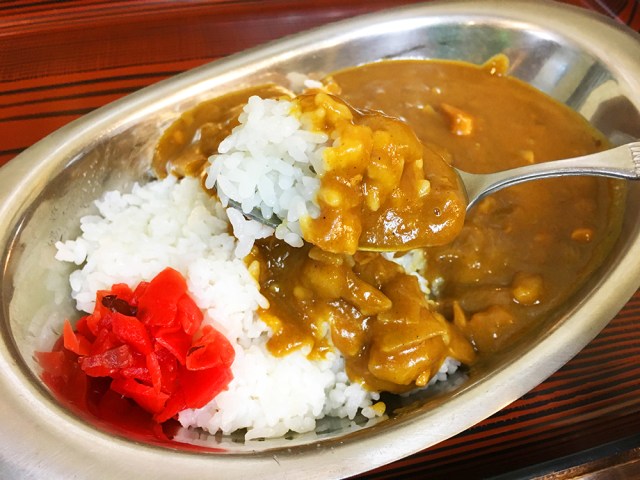 トロトロのルーに香る出汁の風味は一気食い注意！ 秋葉原『みのがさ』に「そば屋のカレー」の真髄を見た / 立ち食いそば放浪記：第123回