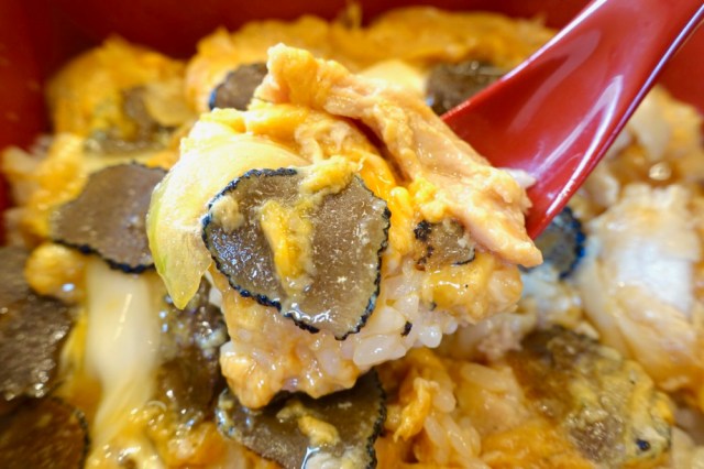 なか卯の新商品『トリュフの親子重』と普通の「親子丼」を食べ比べてみた結果…