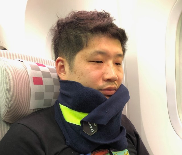 「スカーフ式の携帯用枕」はチンポジで全てが決まる / 機内で睡眠時に使ってみたら…カラダの負担が少なかった（トラベルグッズ検証：第2回）