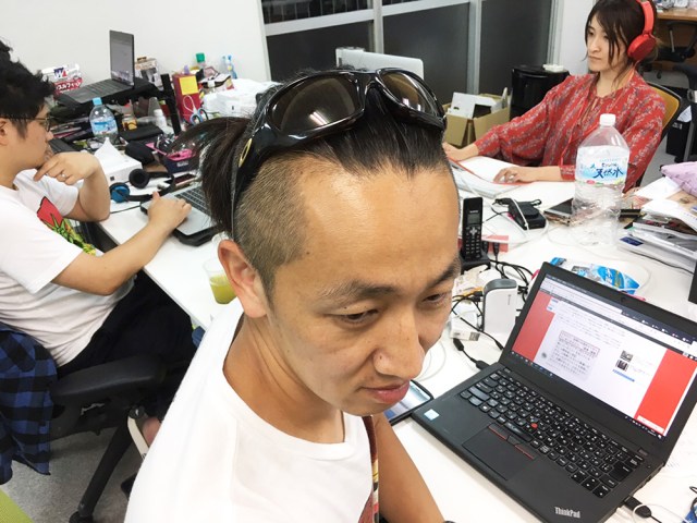 【解明】頭にサングラスを乗せてる人は何を紫外線から守っているのか？