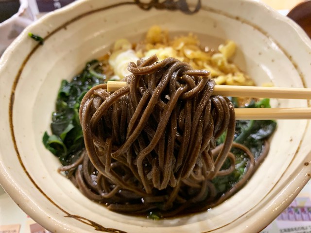 「日本一ウマイ」と言われる秘境のそばが東京で！ 音威子府そばを実食した男が四谷三丁目『音威子府TOKYO』に感じた “違い” / 立ち食いそば放浪記：第183回