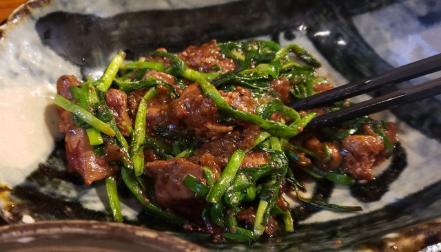 “究極のレバニラ定食” を食べてみたら「老後はこれだけ食べていたい」気持ちにさせられた / 東京・北千住「ここのつ」