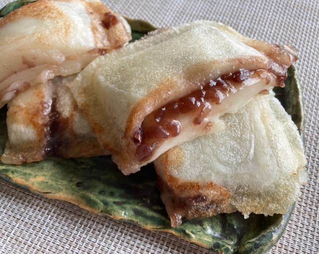 【簡単キャンプ飯】正月に余った餅が大変身「あんバター餅サンド」がうま過ぎるから毎日食べたい / 表面カリカリ中ふわふわで感動的なおいしさ！