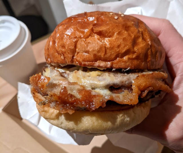 モスのチーズバーガー専門店が広尾に誕生！ ポテトは焼き、トレーは箱、ささやかな工夫の光る良い店だった！