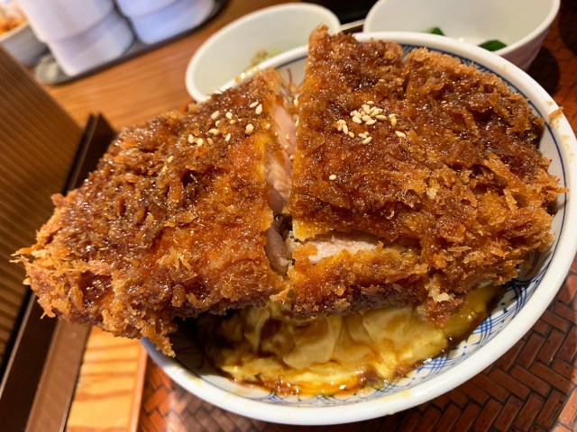 【卵とじない】ガッツリ系チェーン「とんかつは飲み物。」のかつ丼が実はとじてない！ しかもジャンクにウマイ男の焼きカツ丼!!