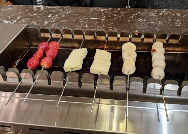 くるくる回る団子・いちごが60分食べ放題！ 回転串焼き機で串が回る「スパイスBBQ NICOLE」に行ってみた！
