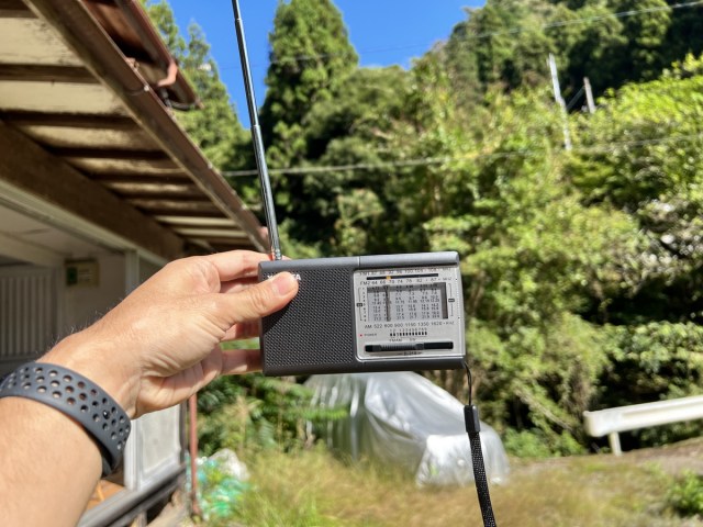 埼玉の山の奥地で作業中、熊よけのためにラジオを流していたら「外国語の謎の番組」が入りまくり… / 100万円の古民家：第23話