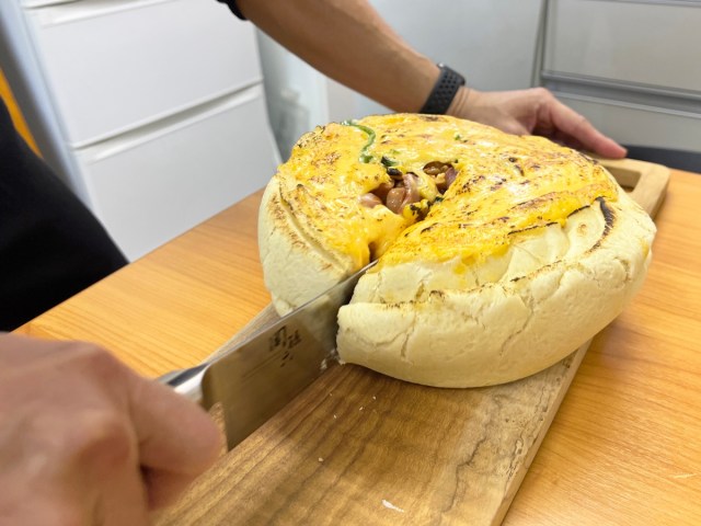厚み11cmの「凶悪すぎるシカゴピザ」を炊飯器で作ってみた！ チーズは5層で食べたら瞬時にデブるほど爆盛り
