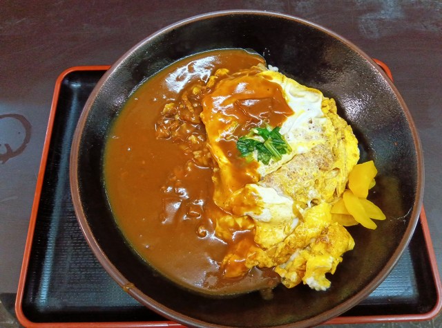 【最強そば屋のカレー】ご飯はカツ丼で出来ている！  天かめの「ジャンボかつ丼カレー」が爆盛りだった / 立ち食いそば放浪記：第339回
